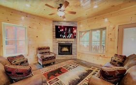 Luxury 5/5.5 Cabin: Theater + Game Room!